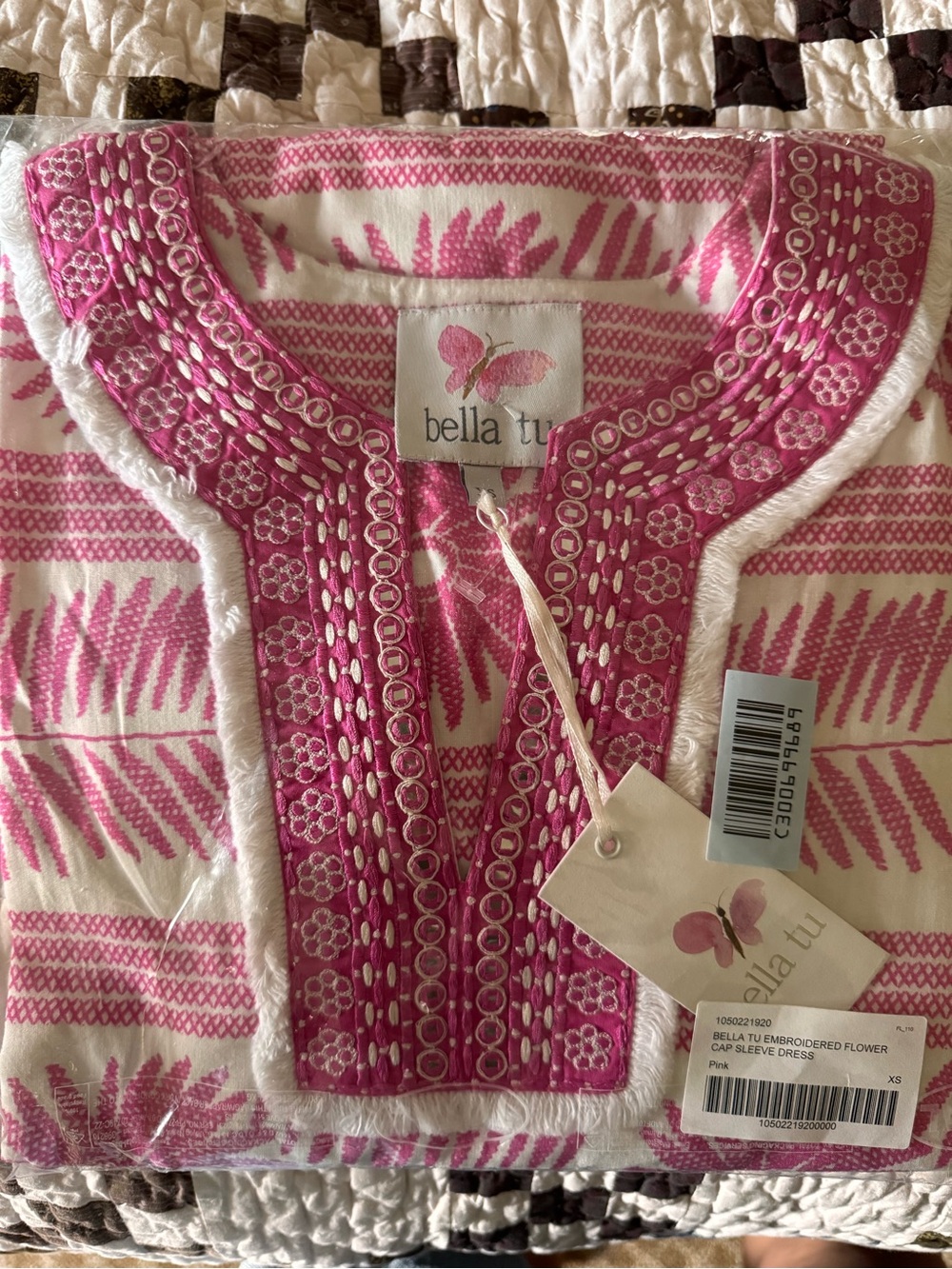 NWT —- XS Bella Tu Pink Embroidered Flower Cap Sleeve V-Neck Dress